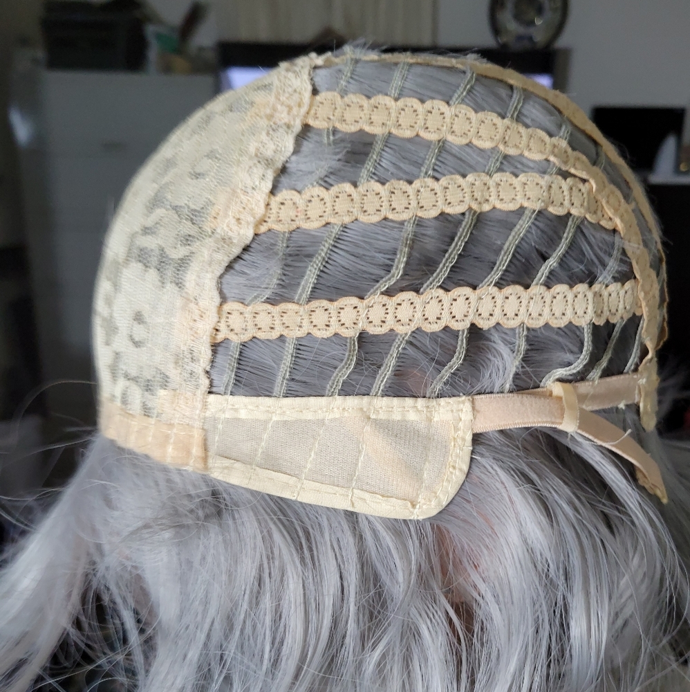 MAKE ME AN OFFER! Gray Rooted Wavy Wig - Picture 6 of 8